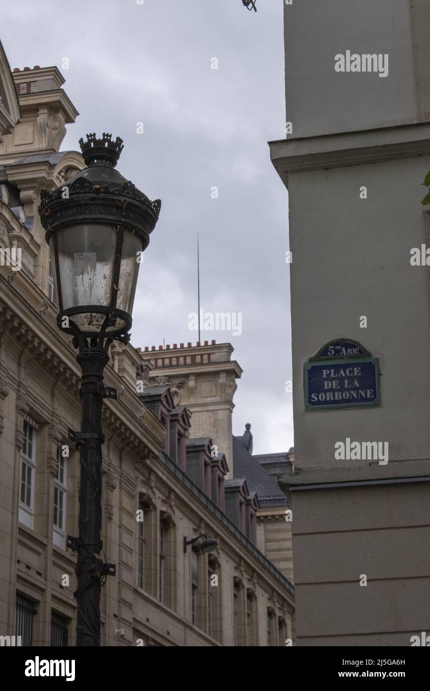 Paris, Frankreich: Quartier Latin, Lampenpfosten und Straßenschild des Place de la Sorbonne (Platz der Sorbonne), eröffnet 1639 und mit den Universitäten der Sorbonne verbunden Stockfoto