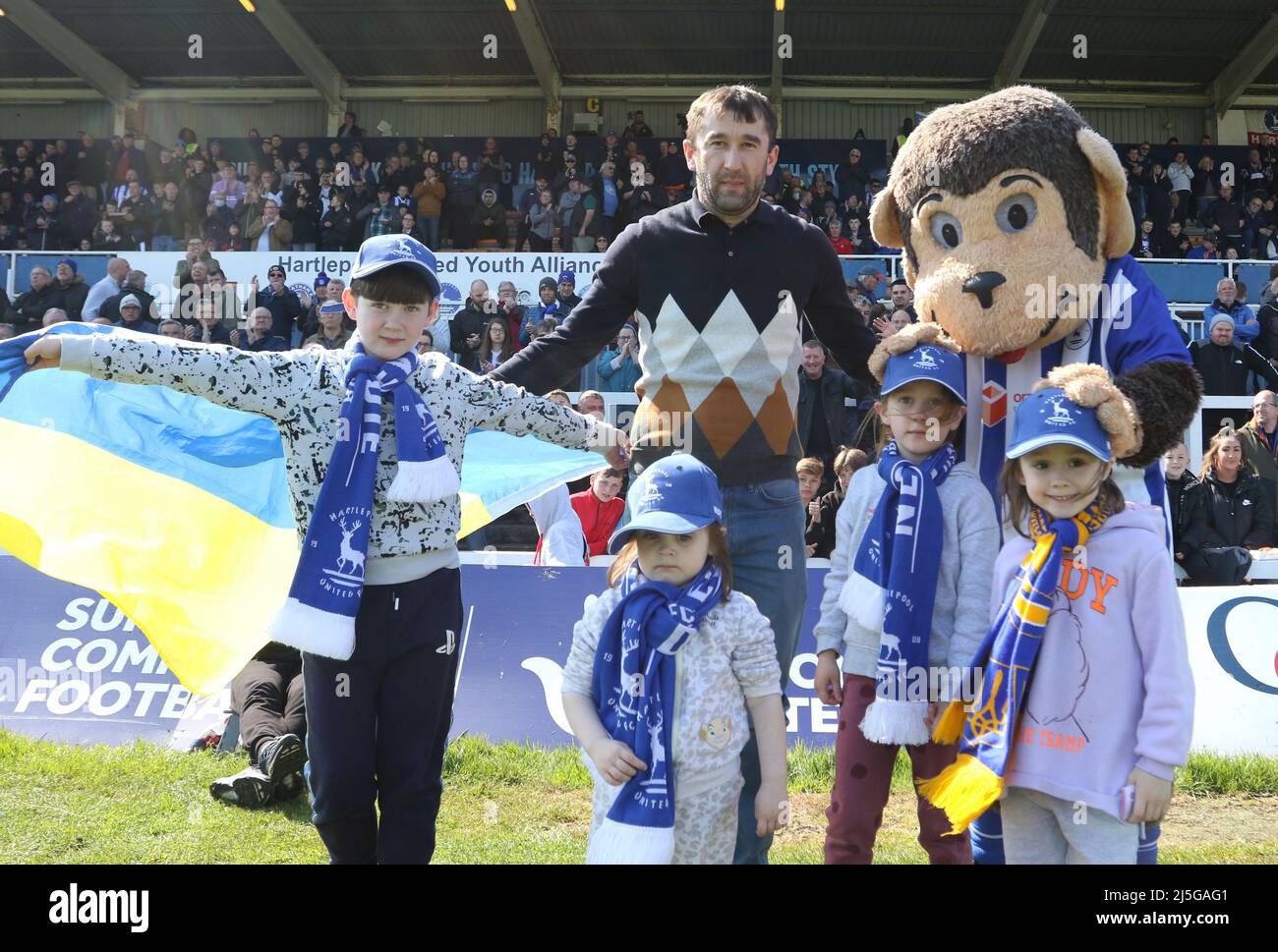 HARTLEPOOL, GROSSBRITANNIEN. APR 23. Ukrainian Family wird am Samstag, den 23.. April 2022, während des Spiels der Sky Bet League 2 zwischen Hartlepool United und Swindon Town im Victoria Park, Hartlepool, um Victoria Park gezeigt. (Kredit: Michael Driver | MI Nachrichten) Kredit: MI Nachrichten & Sport /Alamy Live Nachrichten Stockfoto
