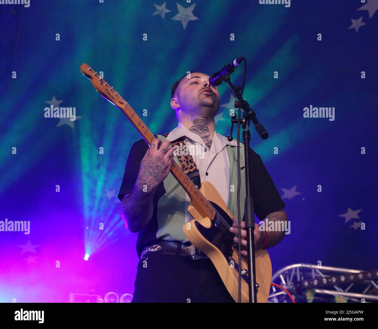 22.. April 2022, Penhallow, Truro, Großbritannien. Der Bassist für Red Hot Riot tritt mit dem Rest der Band am zweiten Tag des Rattler Fest 2022 auf der Healeys Cornish Cider Farm auf die Bühne. Quelle: Pathos Images/Alamy Live News Stockfoto