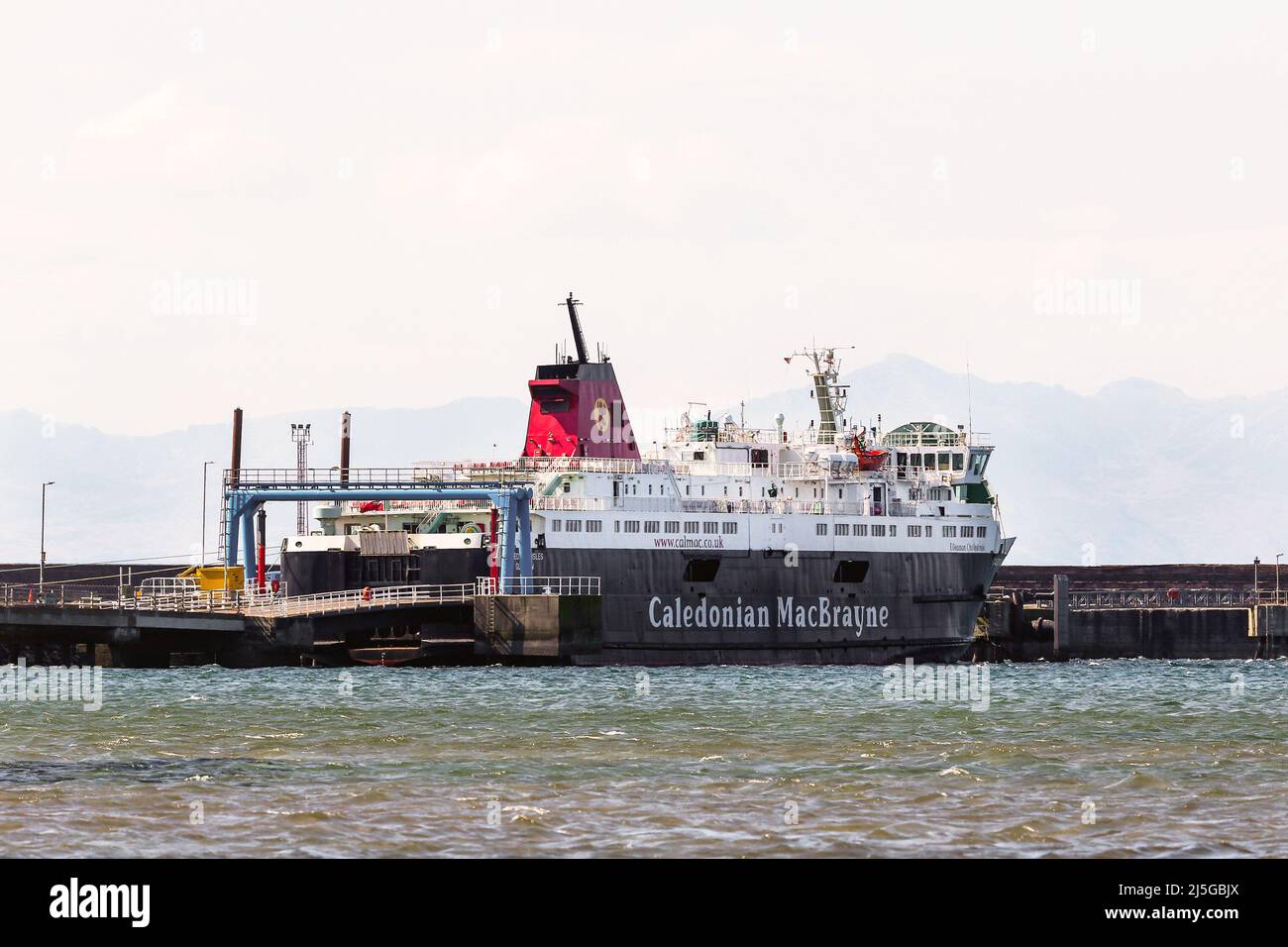 22. April 2022, Troon, Großbritannien. Die kaledonische MacBrayne-Fähre, 'Caledonian Isles', die die Route zwischen Ardrossan und Brodick auf der Insel Arran bereiste, wurde am 17. April 2022 nach Motorproblemen außer Betrieb genommen und nach Troon gebracht, wo Reparaturen durchgeführt werden sollten, die voraussichtlich weitere 10 Tage dauern werden. Seitdem beklagen sich die Menschen auf der Insel nun über Mangel an Nahrungsmitteln, Treibstoff und anderen wichtigen Dingen, während CalMac mit einer Ersatzfähre und einem reduzierten Service weiterfährt. Die 'Caledonian Isles' hätten vor einigen Jahren durch die Glen Sannox ersetzt werden sollen, Bild zeigt Isle of Arran Stockfoto