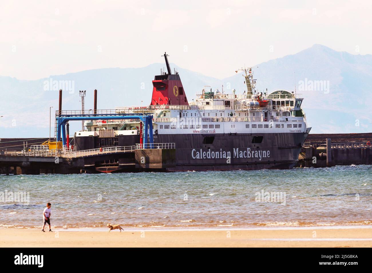 22. April 2022, Troon, Großbritannien. Die kaledonische MacBrayne-Fähre, 'Caledonian Isles', die die Route zwischen Ardrossan und Brodick auf der Insel Arran bereiste, wurde am 17. April 2022 nach Motorproblemen außer Betrieb genommen und nach Troon gebracht, wo Reparaturen durchgeführt werden sollten, die voraussichtlich weitere 10 Tage dauern werden. Seitdem beklagen sich die Menschen auf der Insel nun über Mangel an Nahrungsmitteln, Treibstoff und anderen wichtigen Dingen, während CalMac mit einer Ersatzfähre und einem reduzierten Service weiterfährt. Die 'Caledonian Isles' hätten vor einigen Jahren durch die Glen Sannox ersetzt werden sollen, Bild zeigt Isle of Arran Stockfoto