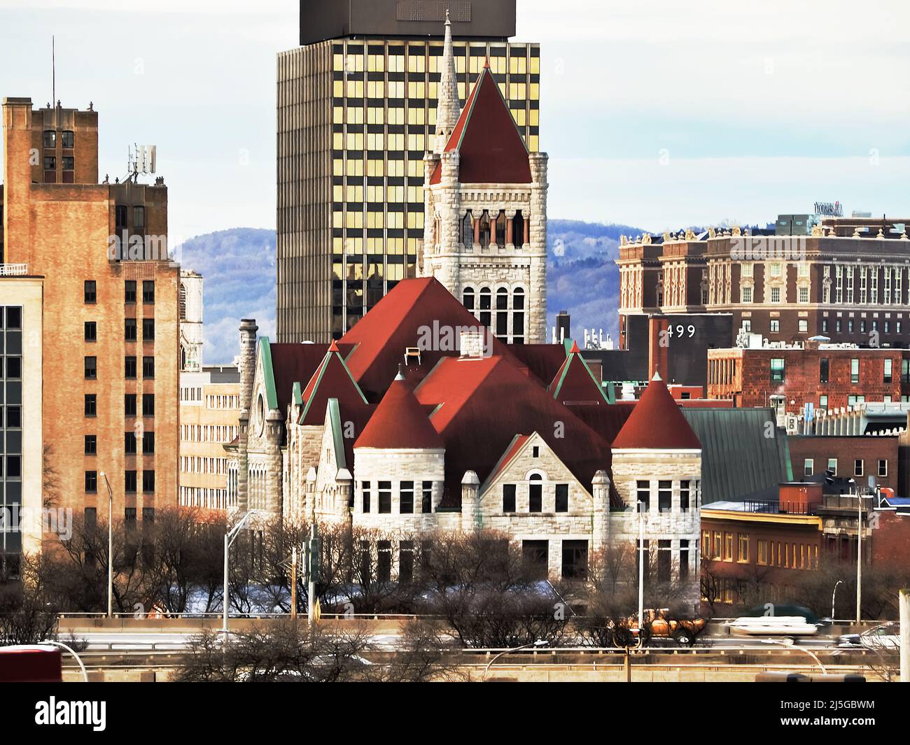 Syracuse, New York, USA. 23. April 2022. Blick auf das Rathaus, erbaut 1889, in der Innenstadt von Syrakus mit einem der beiden AXA-Türme dahinter. Stockfoto