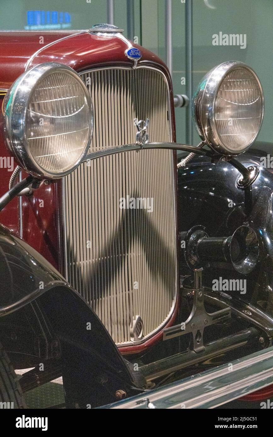 Legacy Gallery, Detail von Kühler und Scheinwerfern, 1932 Ford V-8, Ford Rouge Factory Tour, Dearborn, Michigan, USA Stockfoto