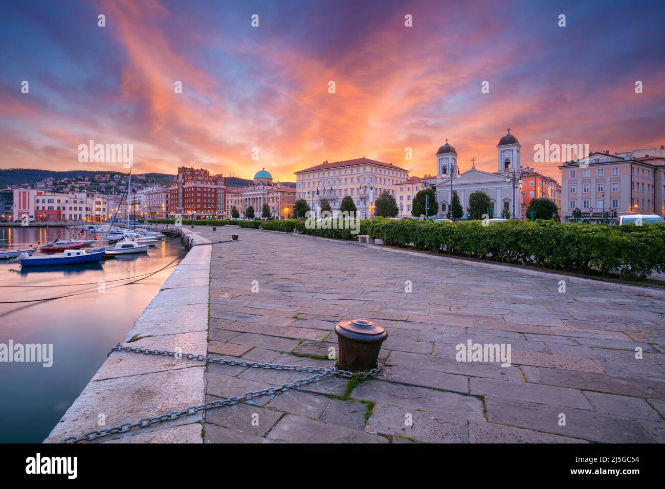 Triest, Italien. Stadtbild der Innenstadt von Triest, Italien bei dramatischem Sonnenaufgang. Stockfoto