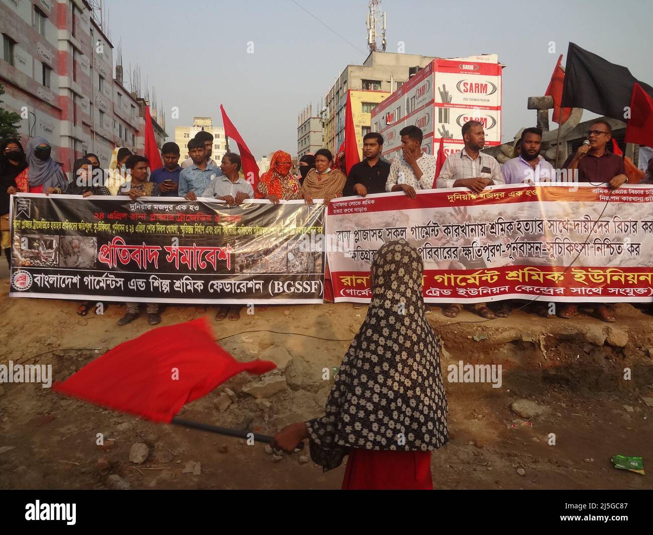 Dhaka, Bangladesch. 23. April 2022. Aktivisten protestieren anlässlich des neunten Jahrestages der Katastrophe der Rana Plaza Factory an dem Ort, an dem das Gebäude einst in Savar, am Stadtrand von Dhaka, stand. Bekleidungsarbeiter aus Bangladesch forderten Gerechtigkeit und sichere Arbeitsplätze, als sie den neunten Jahrestag der Fabrikkatastrophe in Rana Plaza feierten, bei der über 1.100 Menschen ums Leben kamen. (Bild: © MD Mehedi Hasan/ZUMA Press Wire) Stockfoto