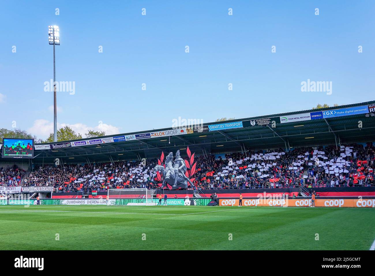 NIJMEGEN, NIEDERLANDE - 23. APRIL: Fans des NEC Nijmegen während des niederländischen Eredivisie-Spiels zwischen NEC Nijmegen und Ajax am 23. April 2022 im Het Goffertstadion in Nijmegen, Niederlande (Foto: Jeroen Meuwsen/Orange Picts) Stockfoto
