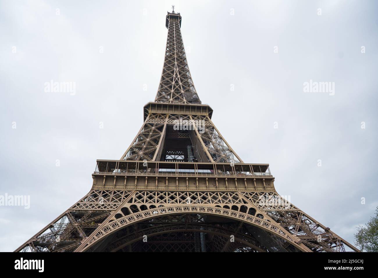 Blick auf den Eiffelturm in Paris. Der Eiffelturm ist ein von Alexandre Gustave Eiffel für die Weltausstellung von 1889 in Paris erbautes Bauwerk. Dieses Pariser Denkmal, Symbol Frankreichs, ist einer der meistbesuchten Orte der Welt. Stockfoto