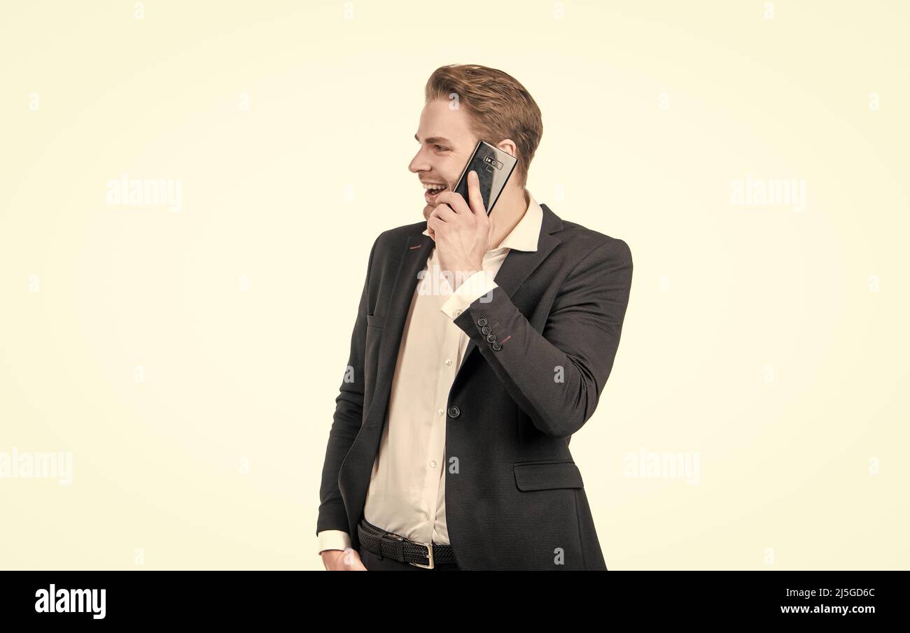 Glücklicher Business-Profi Mann in formalwear Gespräch auf Handy, Mobilfunk. Stockfoto
