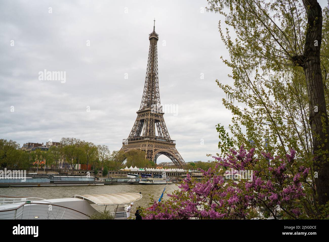 Blick auf den Eiffelturm in Paris. Der Eiffelturm ist ein von Alexandre Gustave Eiffel für die Weltausstellung von 1889 in Paris erbautes Bauwerk. Dieses Pariser Denkmal, Symbol Frankreichs, ist einer der meistbesuchten Orte der Welt. (Foto von Atilano Garcia / SOPA Images/Sipa USA) Stockfoto