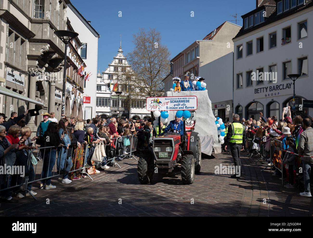 Paderborn, Deutschland. 23. April 2022. Karnevalsfeiern vor dem Rathaus der Stadt. Karneval nach Ostern: Der Karnevalsverein Hasi-Palau macht seine Parade aus dem Jahr 18. wieder wett, die aufgrund der Corona-Pandemie abgesagt wurde. Die Stadt schließt Teile des Stadtzentrums für die Parade ab. Quelle: Friso Gentsch/dpa/Alamy Live News Stockfoto