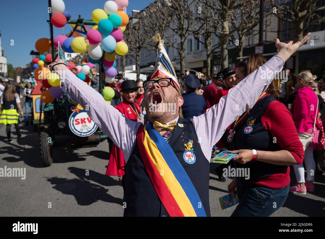 Paderborn, Deutschland. 23. April 2022. In der Innenstadt feiern Karnevalsfeiern vom SKV. Karneval nach Ostern: Der Karnevalsverein Hasi-Palau macht seine Parade aus dem Jahr 18. wieder wett, die aufgrund der Corona-Pandemie abgesagt wurde. Die Stadt schließt Teile des Stadtzentrums für die Parade ab. Quelle: Friso Gentsch/dpa/Alamy Live News Stockfoto