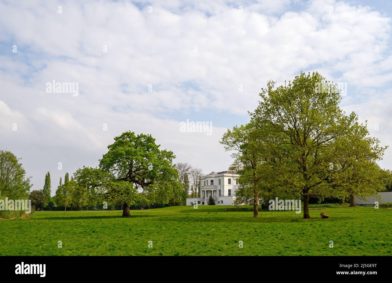 Dulwich Village, London, Großbritannien: Belair Park, ein öffentlicher Park in Dulwich Village, Süd-London. Blick auf das Belair House, ein georgianisches Herrenhaus. Stockfoto