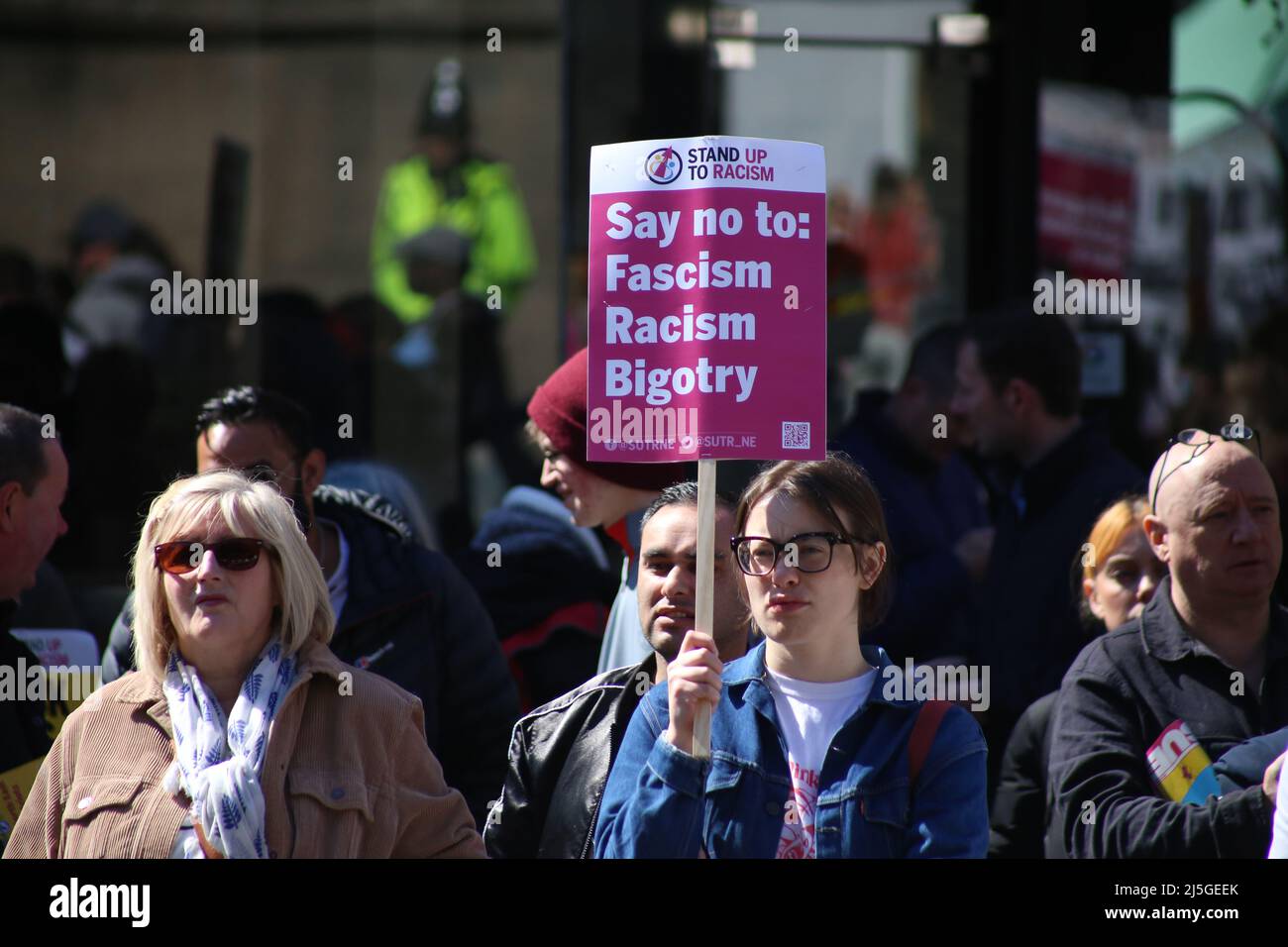 Stand Up to Racism Demo, Unite Against North East Frontline Patriots Fascism, Newcastle upon Tyne, Großbritannien. 23. April 2022. Kredit: DEW/Alamy Live Nachrichten Stockfoto