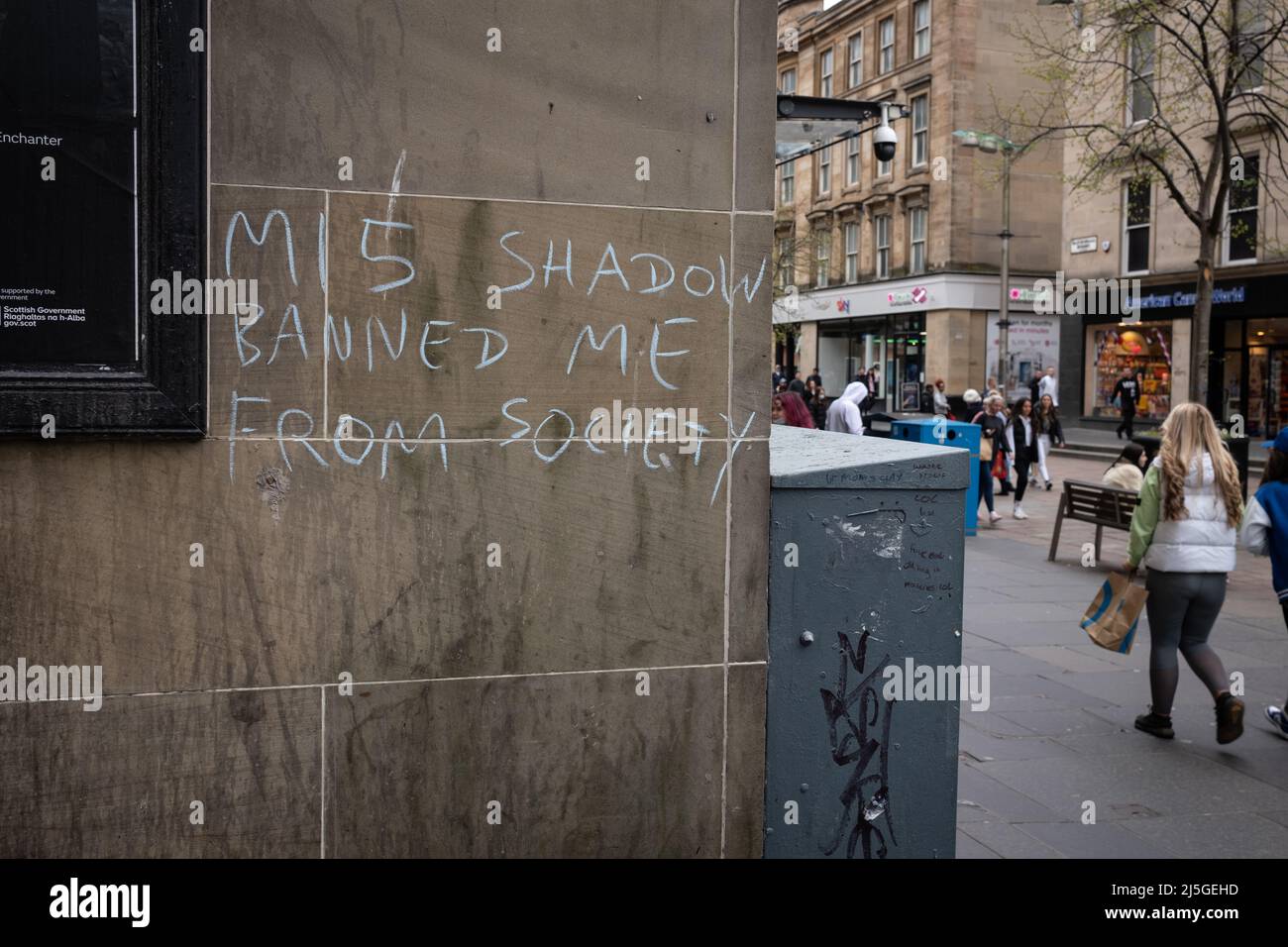Angekreiste Botschaften an einer Wand, in Glasgow, Schottland, 16. April 2022. Stockfoto