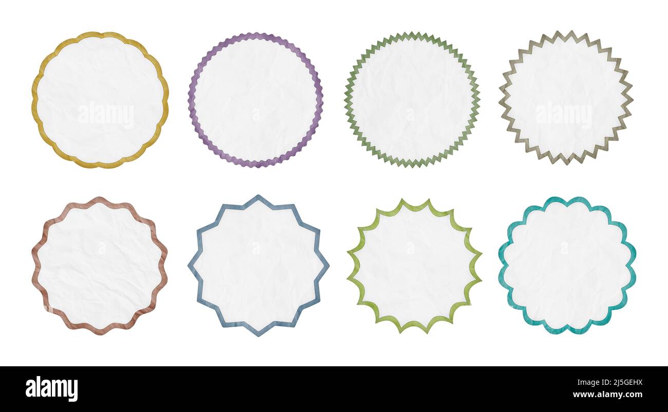 Gruppe von weißen, farbigen, runden Etiketten aus leerem Papier, isoliert auf weißem Hintergrund mit Beschneidungspfad Stockfoto