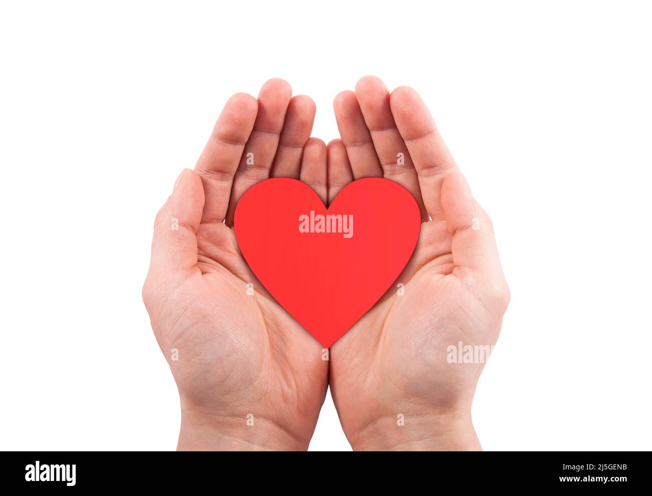 Papierrotes Herz Ausschnitt in Händen isoliert auf weißem Hintergrund mit Beschneidungspfad. Krankenversicherung oder Liebeskonzept Stockfoto
