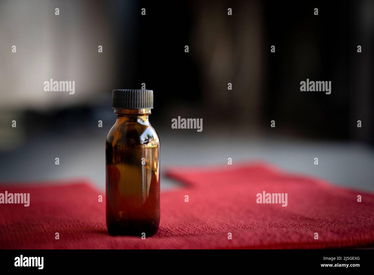 Flasche aus Bernsteinglas im Nachbau Stockfoto