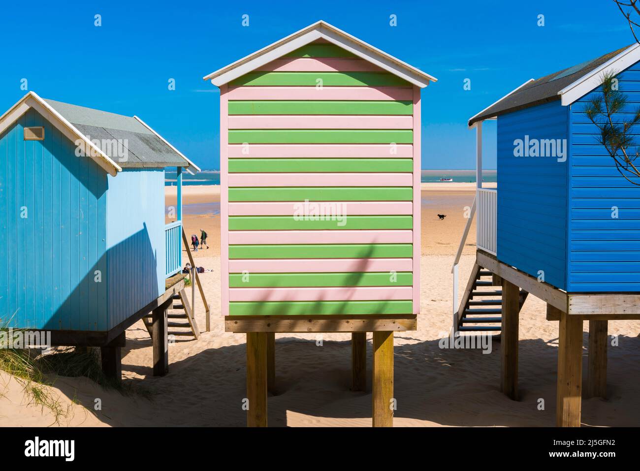 Strandhütte, Rückansicht im Sommer von traditionellen Strandhütten mit Blick auf den Sandstrand von Wells-Next-the Sea an der nördlichen Norfolk-Küste, England, Großbritannien Stockfoto