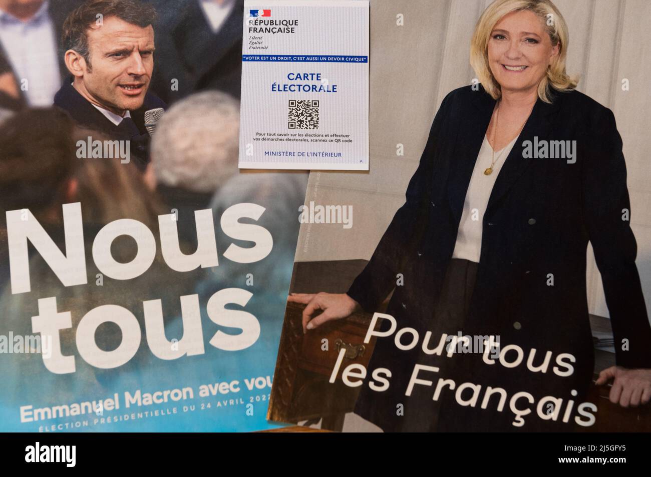 Eine französische Wählerkarte mit offiziellen Dokumenten für Macron- und Le PEN-Wähler für die zweite Runde der französischen Präsidentschaftswahlen 2022. Am 24. April 2022 werden die französischen Wähler ihren Präsidenten für die nächsten fünf Jahre wählen. Das Duell wird sich, wie 2017, gegen Marine Le Pen (Rassemblement National Party) gegen Emmanuel Macron, den scheidenden Präsidenten (en Marche Party), stellen. Stockfoto