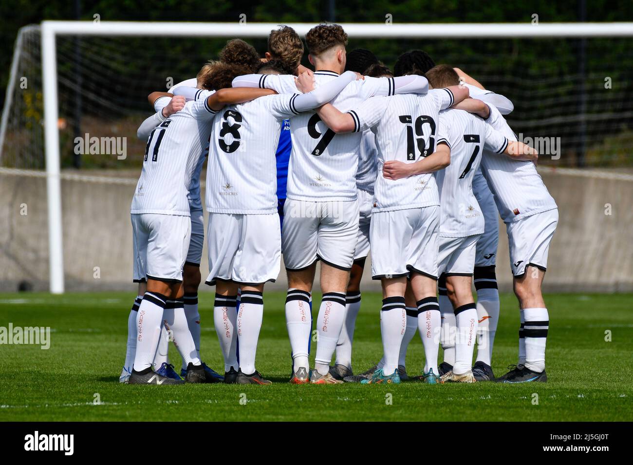 Swansea, Wales. 23. April 2022. Swansea City spielt am 23. April 2022 unter 18 Spieler in einem Team vor dem Spiel der Professional Development League zwischen Swansea City unter 18 und Hull City unter 18 Jahren an der Swansea City Academy in Swansea, Wales, Großbritannien. Quelle: Duncan Thomas/Majestic Media/Alamy Live News. Stockfoto