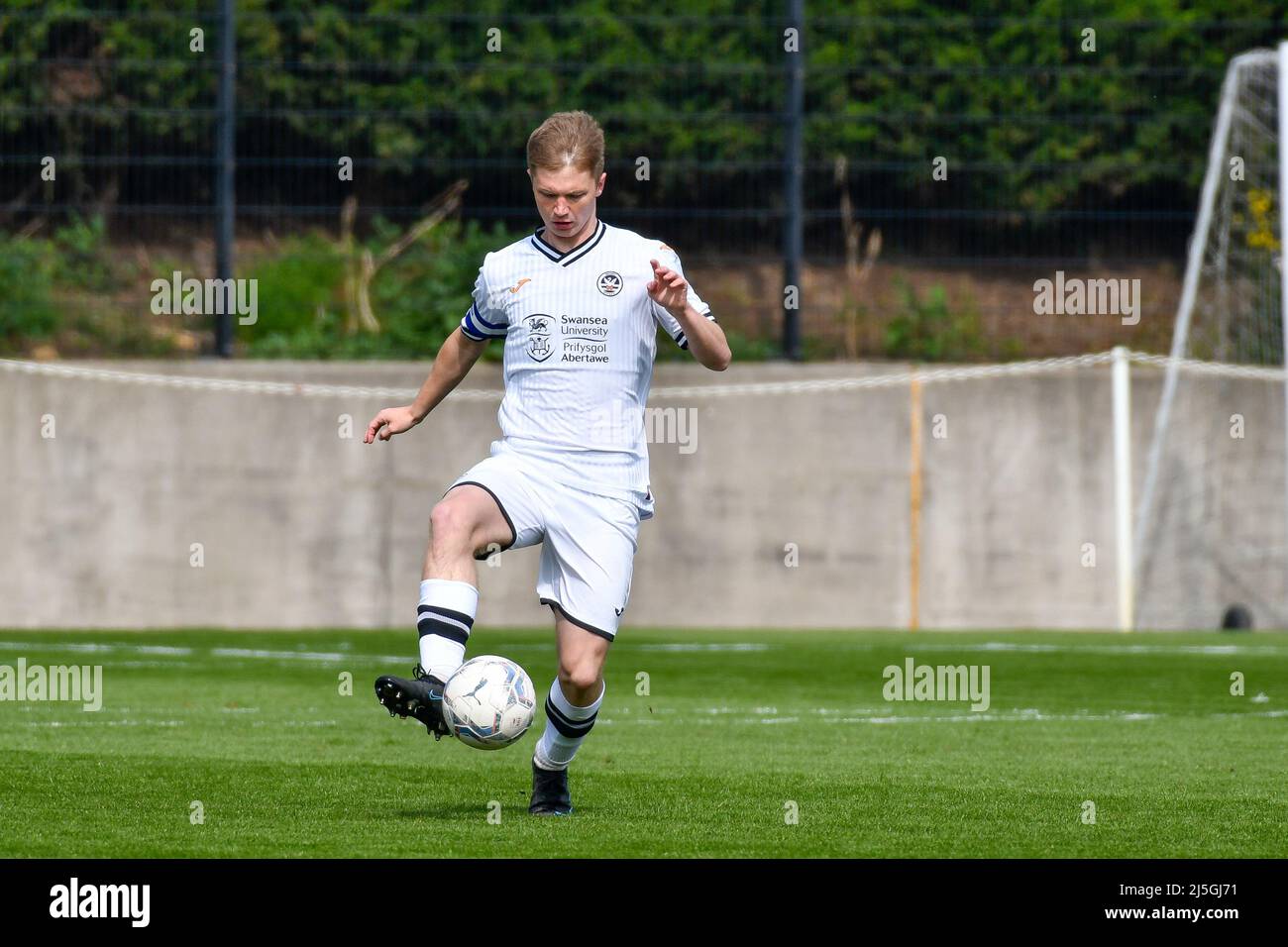 Swansea, Wales. 23. April 2022. Josh Edwards von Swansea City unter 18s Jahren während des Spiels der Professional Development League zwischen Swansea City unter 18 und Hull City unter 18 Jahren an der Swansea City Academy in Swansea, Wales, Großbritannien am 23. April 2022. Quelle: Duncan Thomas/Majestic Media/Alamy Live News. Stockfoto