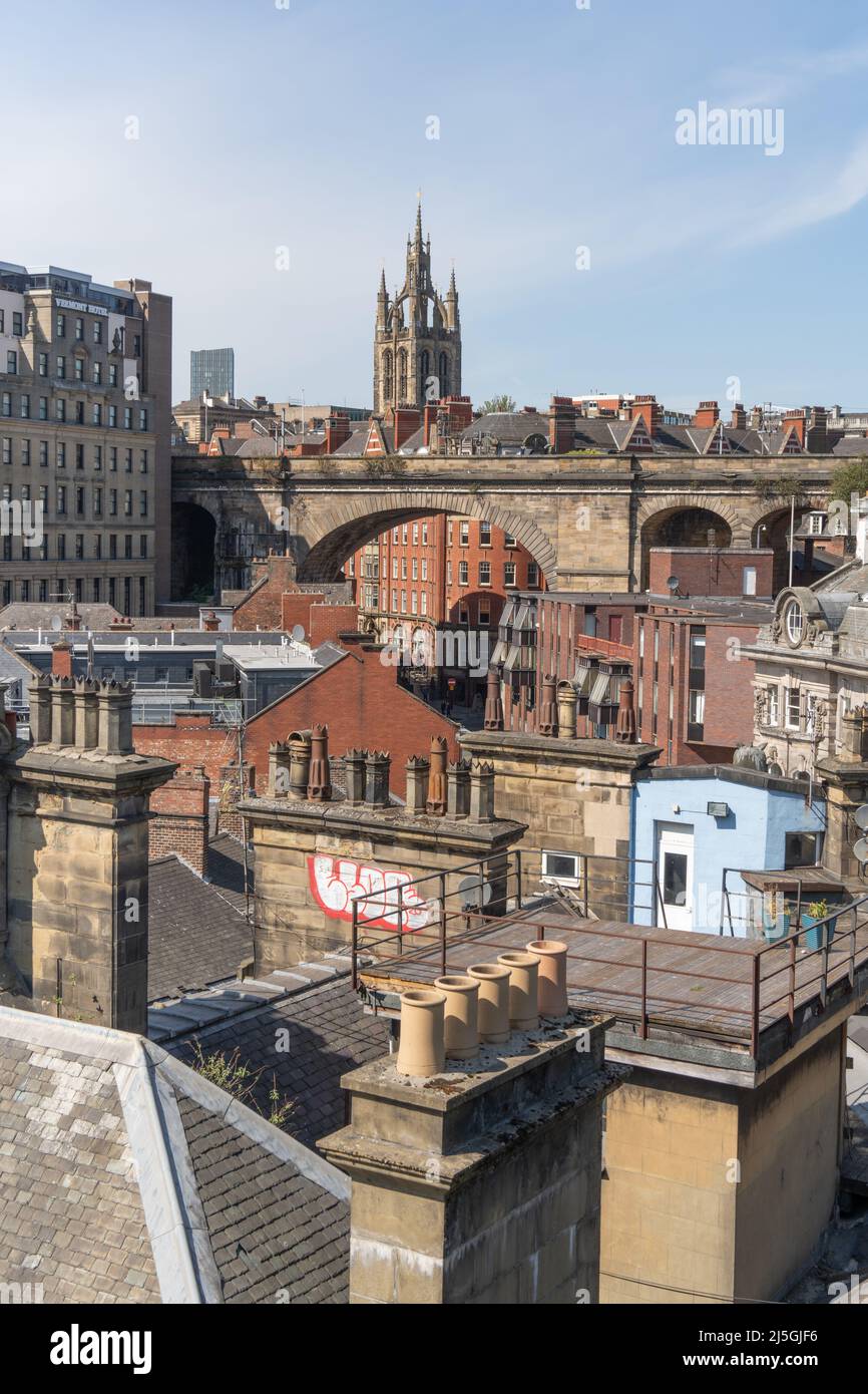 Newcastle upon Tyne, Stadtbild mit Schornsteinköpfen, aufgenommen von der Tyne Bridge, mit Sehenswürdigkeiten wie der Newcastle Cathedral. Stockfoto
