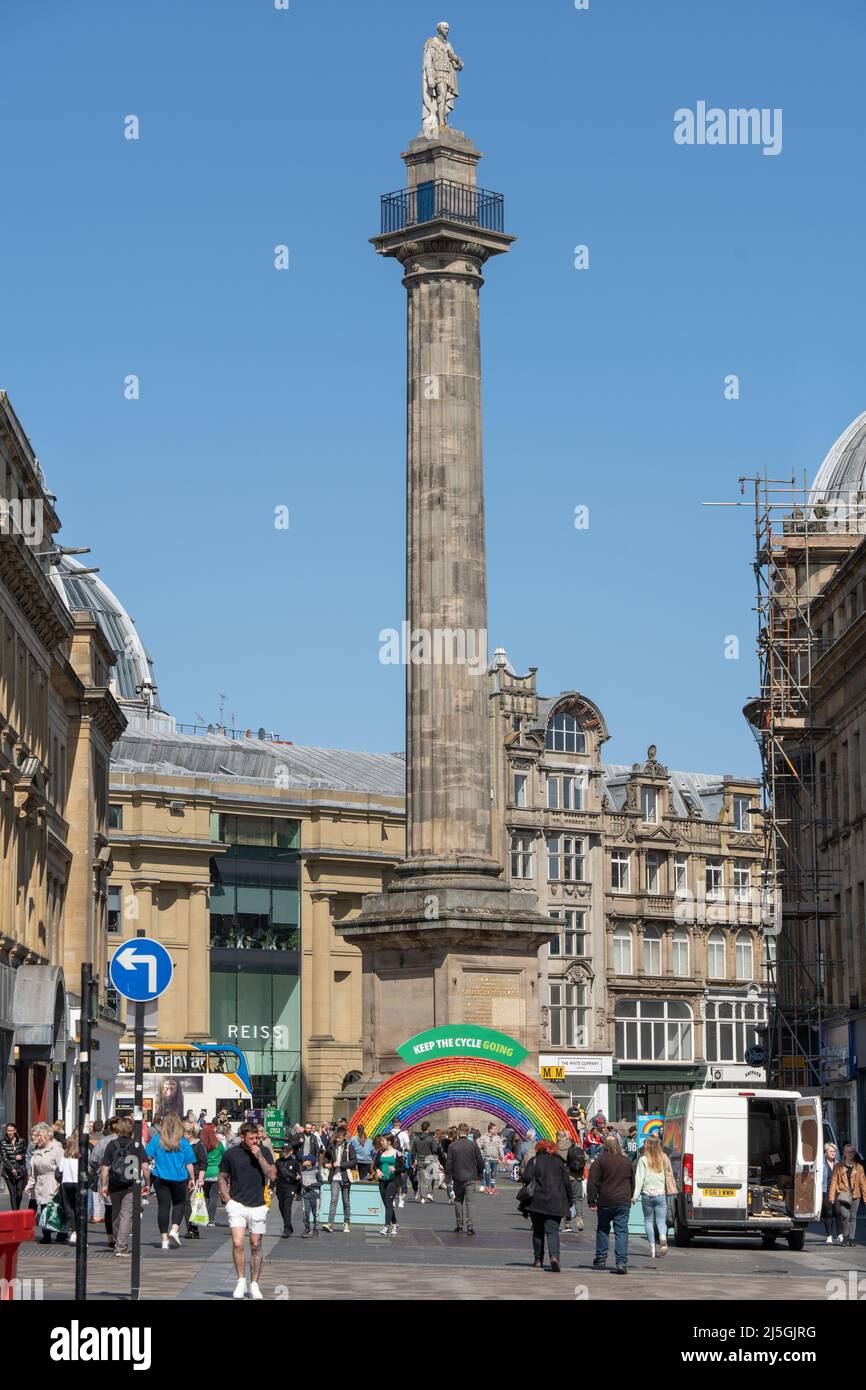 Vertikale Aufnahme des Grays Monument, Newcastle upon Tyne, Großbritannien, mit Menschen, die einkaufen, und einem Regenbogen aus Aluminiumdosen unten, die das Recycling fördern. Stockfoto