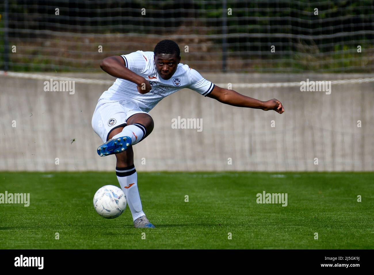 Swansea, Wales. 23. April 2022. Richard Faakye von Swansea City unter 18s Jahren in Aktion während des Spiels der Professional Development League zwischen Swansea City unter 18 und Hull City unter 18 Jahren an der Swansea City Academy in Swansea, Wales, Großbritannien am 23. April 2022. Quelle: Duncan Thomas/Majestic Media/Alamy Live News. Stockfoto