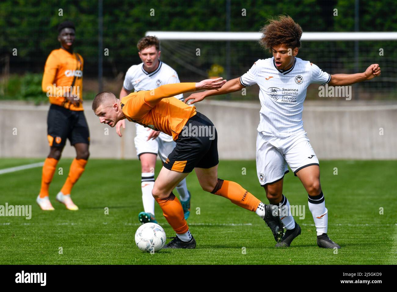 Swansea, Wales. 23. April 2022. #5 der Triallist von Hull City unter 18s kämpft am 23. April 2022 in der Swansea City Academy in Swansea, Wales, Großbritannien, um Besitz mit Zane Myers von Swansea City unter 18s Jahren während des Spiels der Professional Development League zwischen Swansea City unter 18 und Hull City unter 18 Jahren. Quelle: Duncan Thomas/Majestic Media/Alamy Live News. Stockfoto