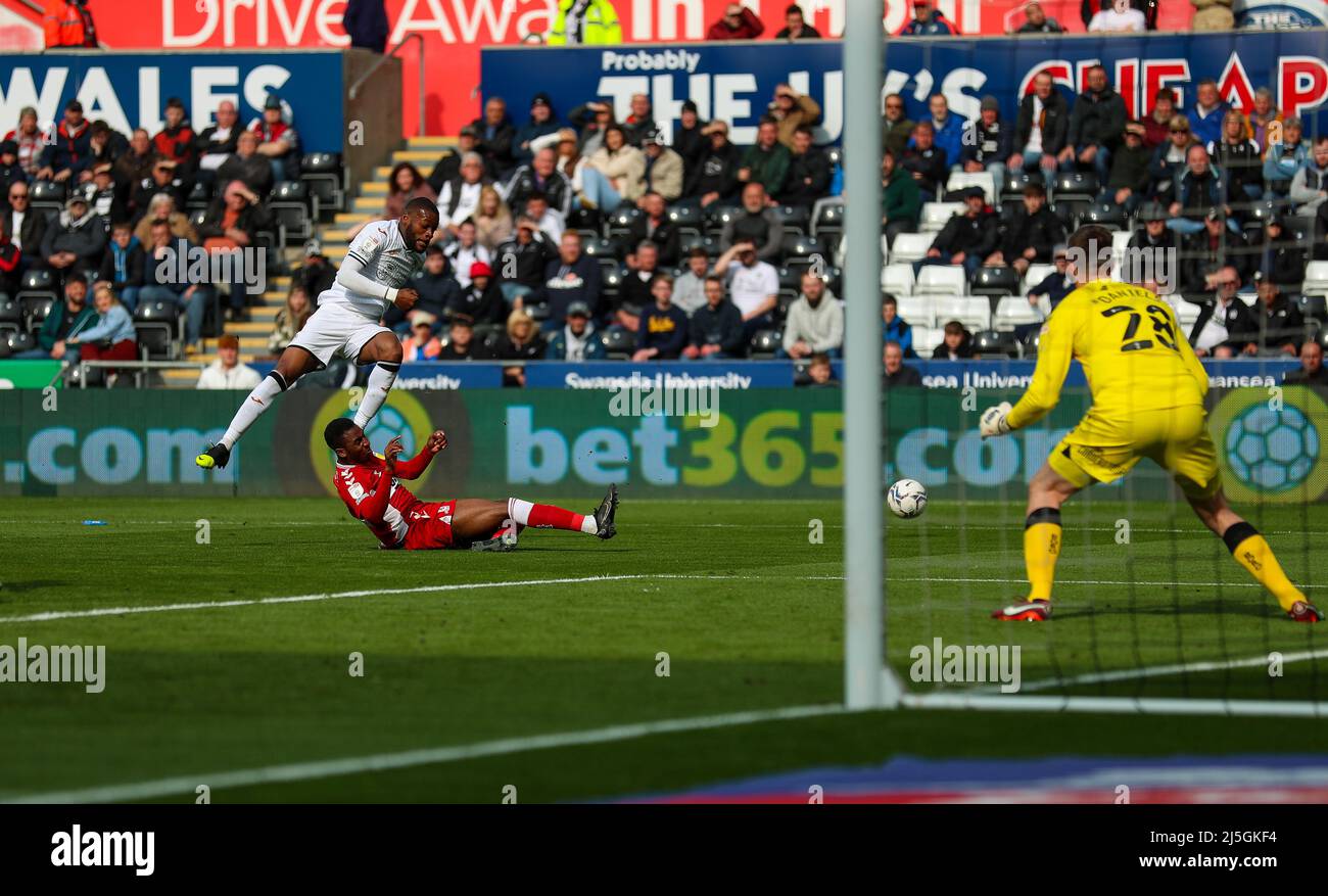 23.. April 2022, Swansea.com Stadion, Swansea, Wales; Championship Football, Swansea gegen Middlesbrough; Olivier Ntcham von Swansea City schießt beim Tor, aber es wird von Isaiah Jones von Middlesbrough blockiert Stockfoto