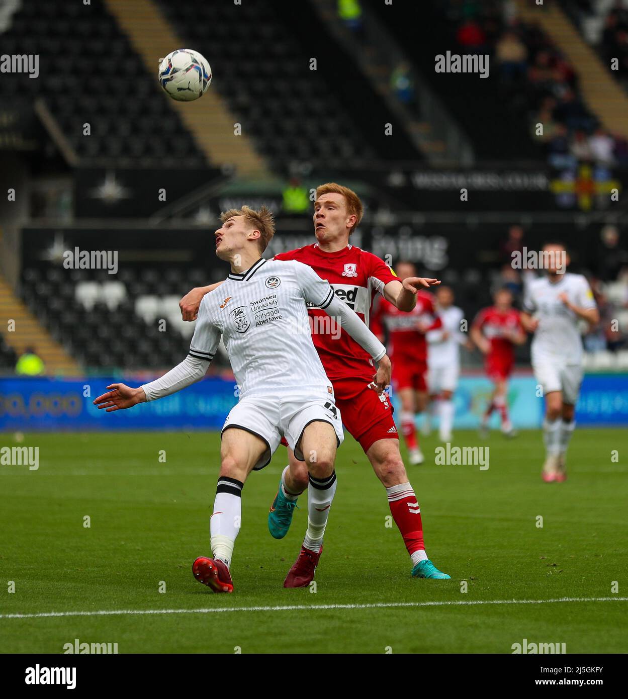 23.. April 2022, Swansea.com Stadion, Swansea, Wales; Championship Football, Swansea versus Middlesbrough; Flynn Downes von Swansea City und Duncan Watmore von Middlesbrough schrecken um Besitz Stockfoto