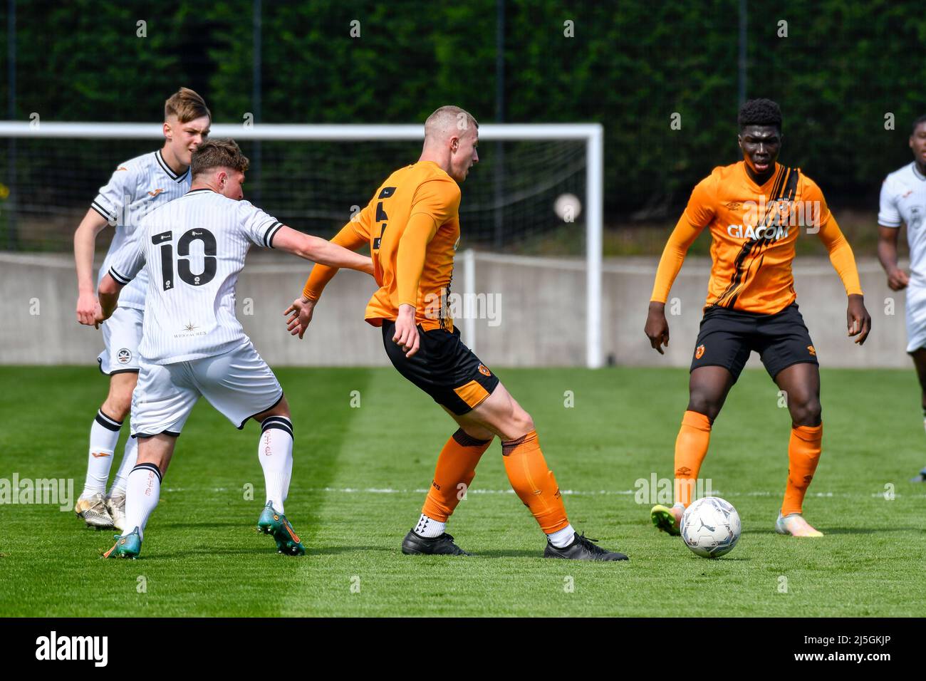 Swansea, Wales. 23. April 2022. #5 Triallist von Hull City unter 18s Jahren während des Spiels der Professional Development League zwischen Swansea City unter 18 und Hull City unter 18 Jahren an der Swansea City Academy in Swansea, Wales, Großbritannien am 23. April 2022. Quelle: Duncan Thomas/Majestic Media/Alamy Live News. Stockfoto