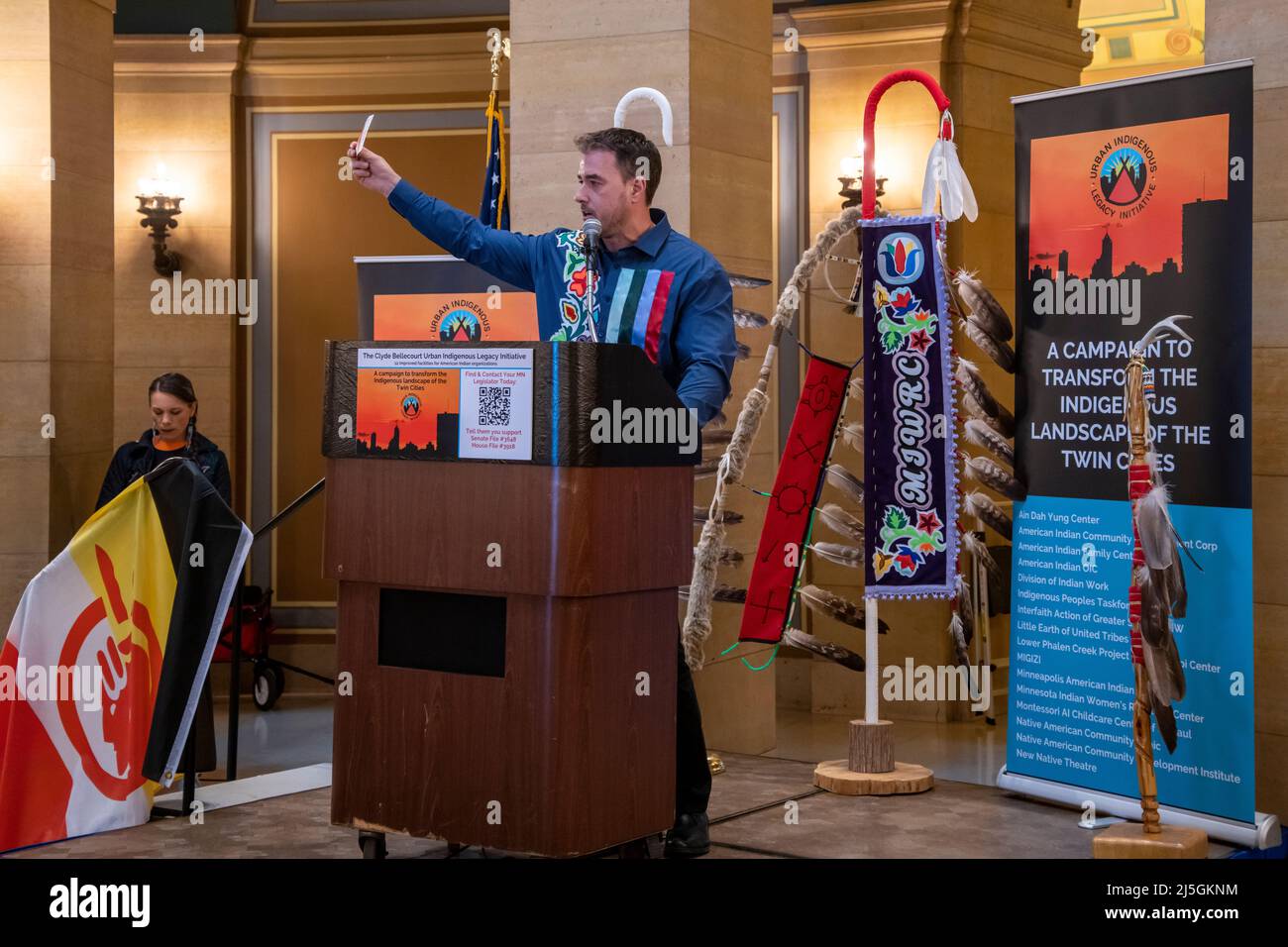 St. Paul, Minnesota. Joe Hobot, Präsident und CEO der American Indian OIC, spricht bei einer Kundgebung im Capitol zur Unterstützung der Gesetzgebung für fast $8 Ausgaben Stockfoto