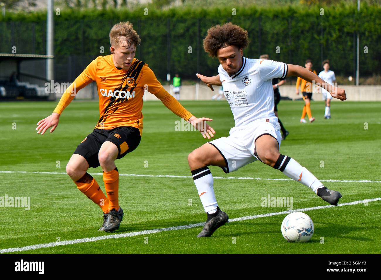 Swansea, Wales. 23. April 2022. Zane Myers von Swansea City unter 18s (rechts) hält die Herausforderung von James Carr von Hull City unter 18s Jahren während des Spiels der Professional Development League zwischen Swansea City unter 18 und Hull City unter 18 Jahren an der Swansea City Academy in Swansea, Wales, Großbritannien, am 23. April 2022 ab. Quelle: Duncan Thomas/Majestic Media/Alamy Live News. Stockfoto