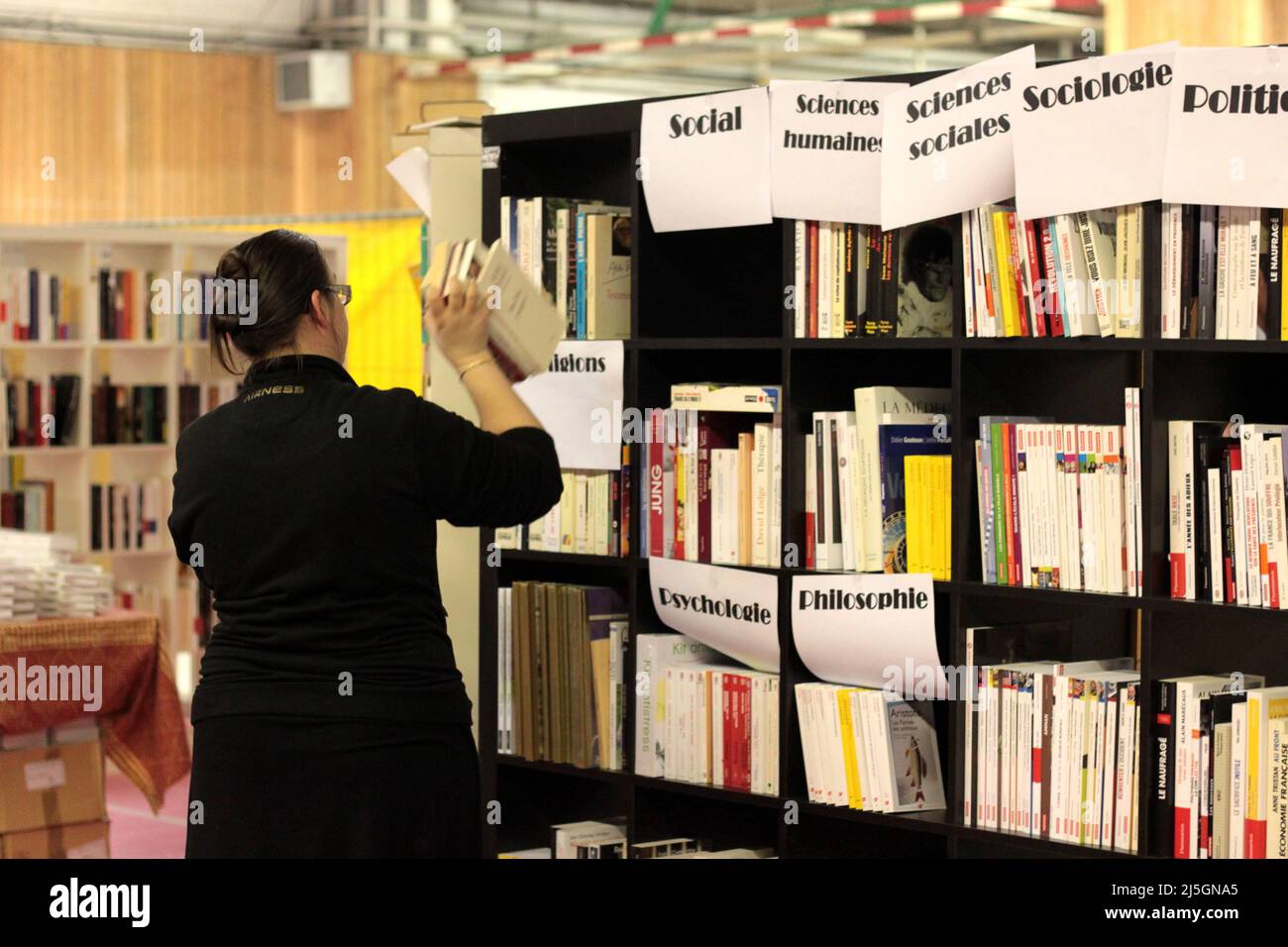 Emmaüs lors son 13e Salon Paris Porte de Versailles 23 juin 2012 : femme bénévole au stand de livres Stockfoto