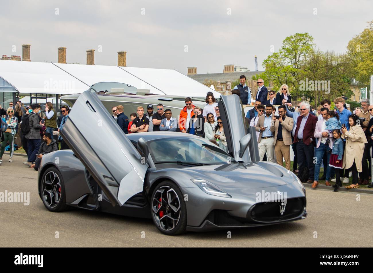 London, Großbritannien. 23. April 2022. Salon Prive zeigt High-End-Autos im Royal Hospital, Chelsea. Auf den Rasenflächen des historischen Royal Hospital Chelsea Reihen sich die größten Supersportwagen, Sportwagen und Luxusautos der weltweit führenden Hersteller zusammen. Auf der Messe sind die neuesten Modelle von Aston Martin, Bgatti, Lamborghini, Maserati, Porsche und Rolls-Royce zu sehen - viele Models geben ihr Debüt in Großbritannien, live auf der Veranstaltung. Chelsea Rentner mischten sich mit der Öffentlichkeit, die aus Ghana, Thailand und darüber hinaus kam. Kredit: Peter Hogan/Alamy Live Nachrichten Stockfoto