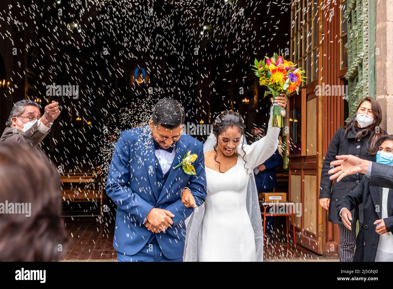 Ein junges peruanisches Paar verlasst die Kathedrale, nachdem sie geheiratet hat, die Plaza de Armas, Puno, Peru. Stockfoto