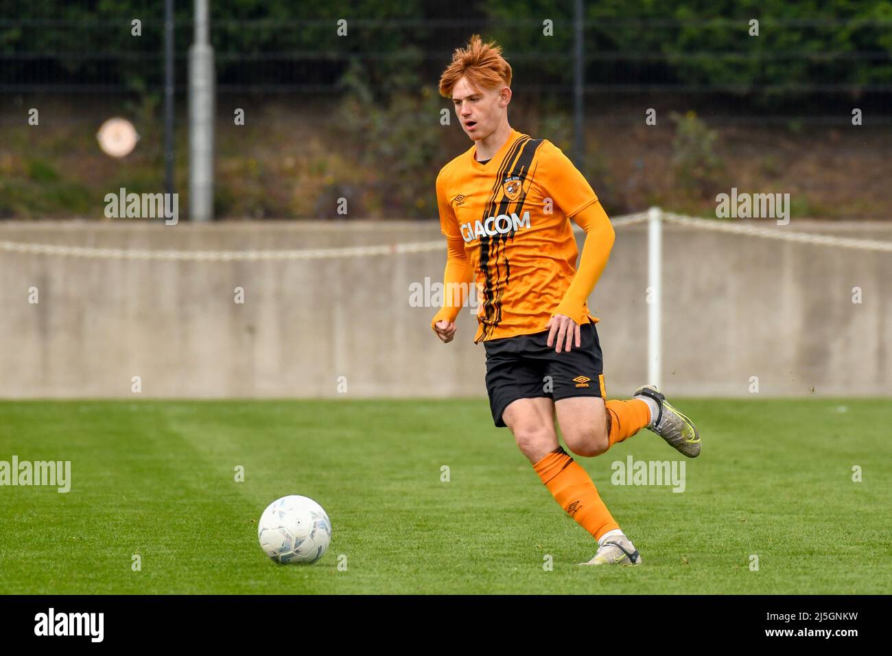 Swansea, Wales. 23. April 2022. Keegan Green von Hull City unter 18s Jahren während des Spiels der Professional Development League zwischen Swansea City unter 18 und Hull City unter 18 Jahren an der Swansea City Academy in Swansea, Wales, Großbritannien am 23. April 2022. Quelle: Duncan Thomas/Majestic Media/Alamy Live News. Stockfoto