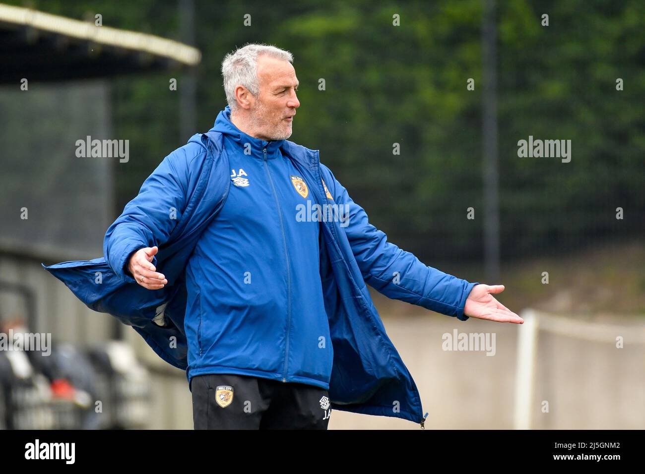 Swansea, Wales. 23. April 2022. John Anderson Cheftrainer von Hull City unter 18s Jahren während des Spiels der Professional Development League zwischen Swansea City unter 18 und Hull City unter 18 Jahren an der Swansea City Academy in Swansea, Wales, Großbritannien am 23. April 2022. Quelle: Duncan Thomas/Majestic Media/Alamy Live News. Stockfoto