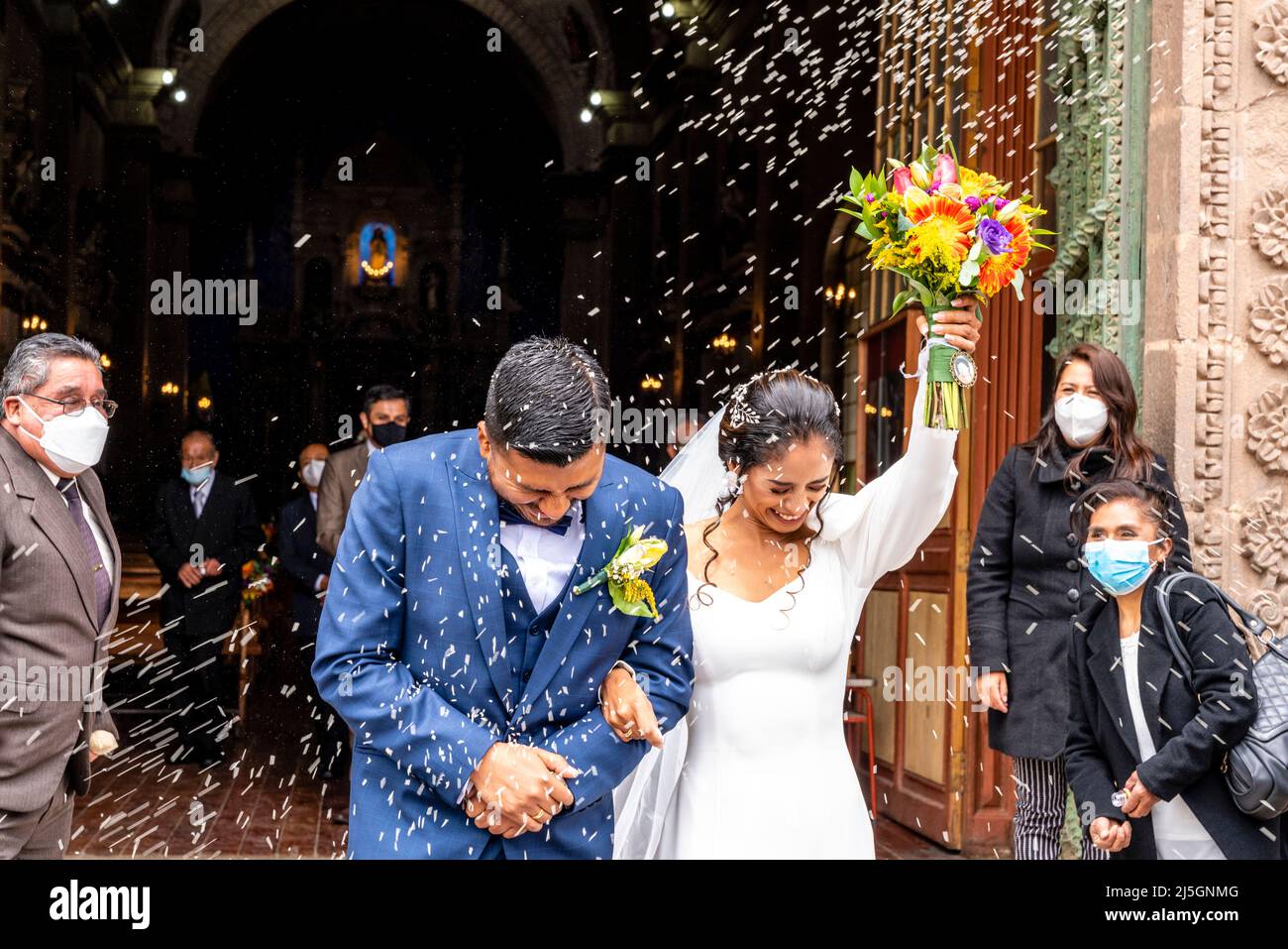 Ein junges peruanisches Paar verlasst die Kathedrale, nachdem sie geheiratet hat, die Plaza de Armas, Puno, Peru. Stockfoto