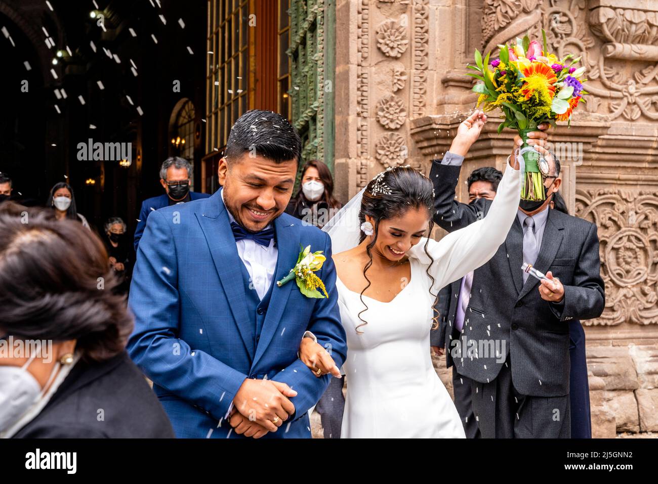 Ein junges peruanisches Paar verlasst die Kathedrale, nachdem sie geheiratet hat, die Plaza de Armas, Puno, Peru. Stockfoto