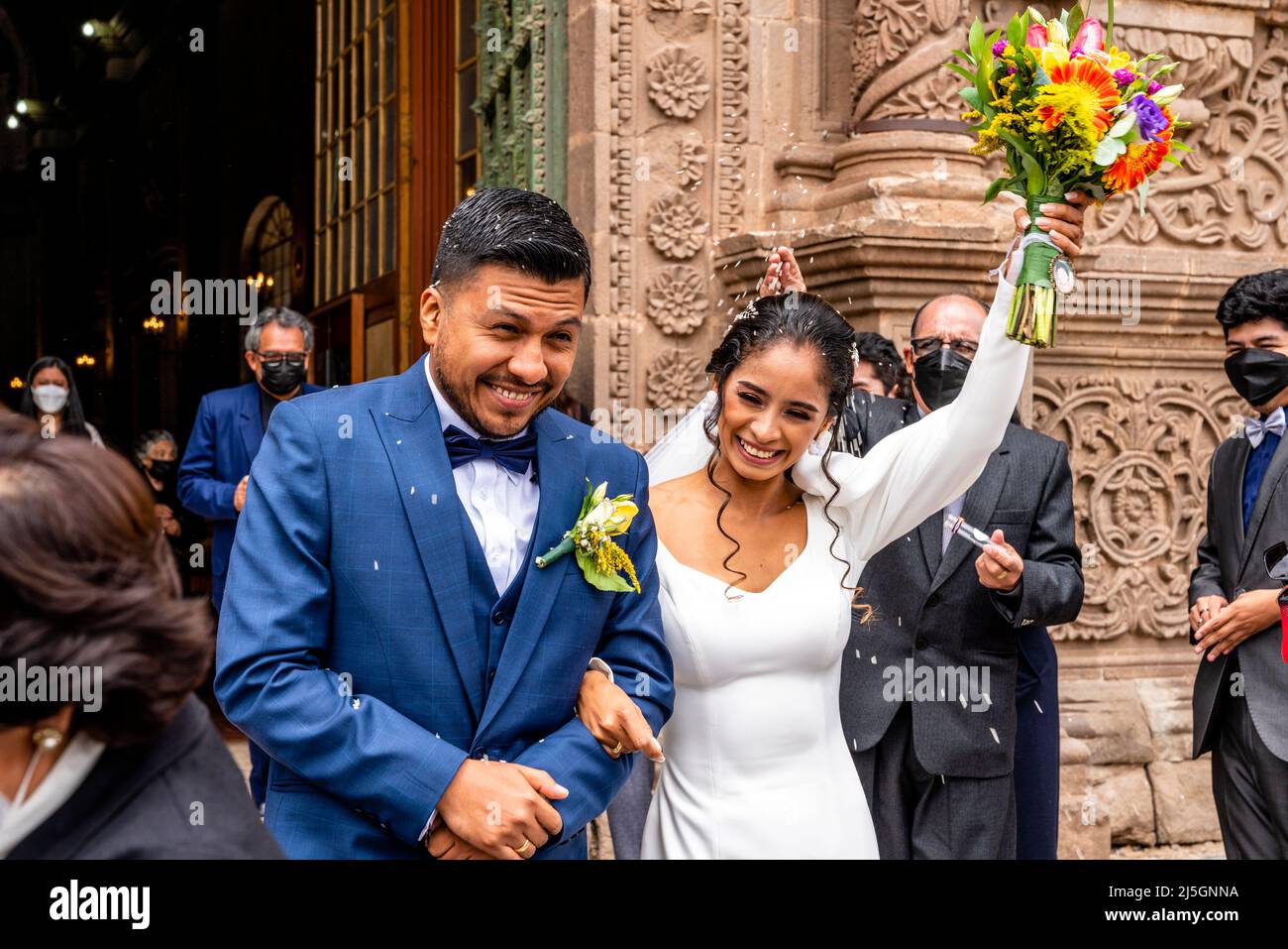 Ein junges peruanisches Paar verlasst die Kathedrale, nachdem sie geheiratet hat, die Plaza de Armas, Puno, Peru. Stockfoto