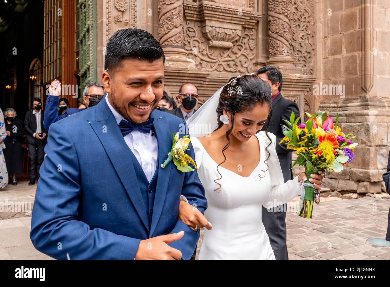 Ein junges peruanisches Paar verlasst die Kathedrale, nachdem sie geheiratet hat, die Plaza de Armas, Puno, Peru. Stockfoto