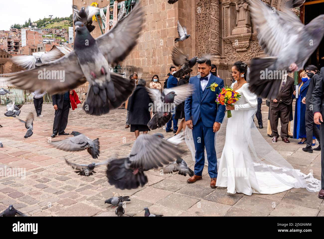 Ein junges peruanisches Paar verlasst die Kathedrale, nachdem sie geheiratet hat, die Plaza de Armas, Puno, Peru. Stockfoto