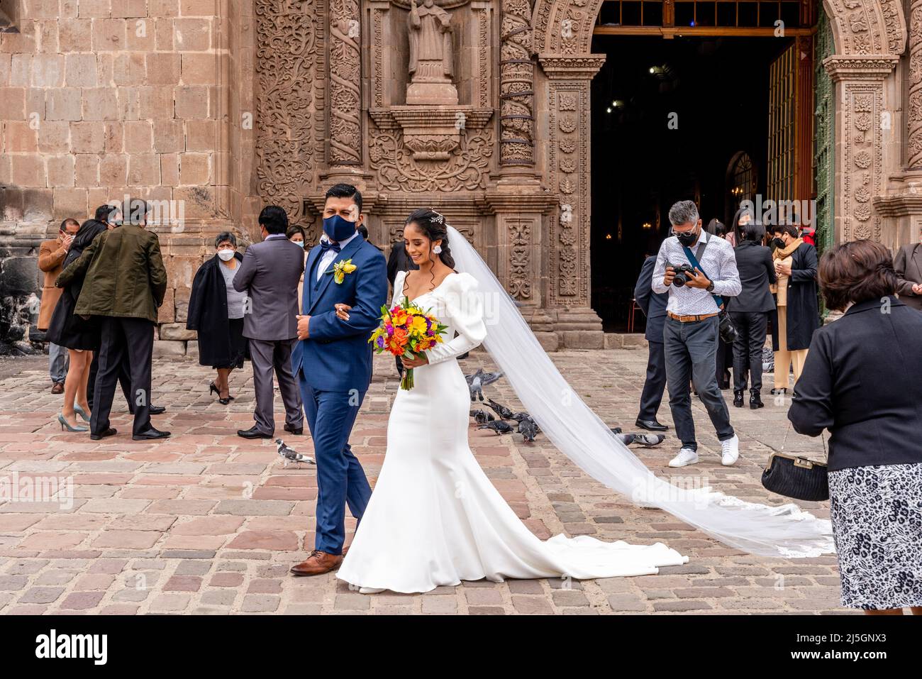 Ein junges peruanisches Paar verlasst die Kathedrale, nachdem sie geheiratet hat, die Plaza de Armas, Puno, Peru. Stockfoto