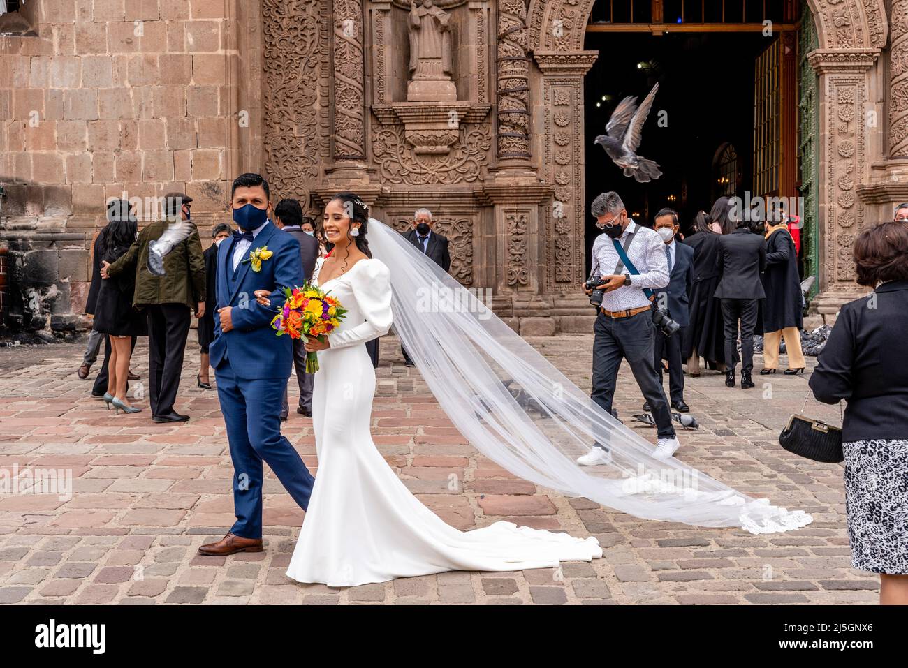 Ein junges peruanisches Paar verlasst die Kathedrale, nachdem sie geheiratet hat, die Plaza de Armas, Puno, Peru. Stockfoto