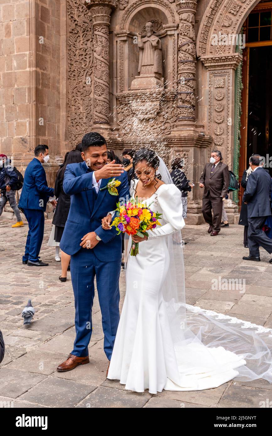 Ein junges peruanisches Paar verlasst die Kathedrale, nachdem sie geheiratet hat, die Plaza de Armas, Puno, Peru. Stockfoto