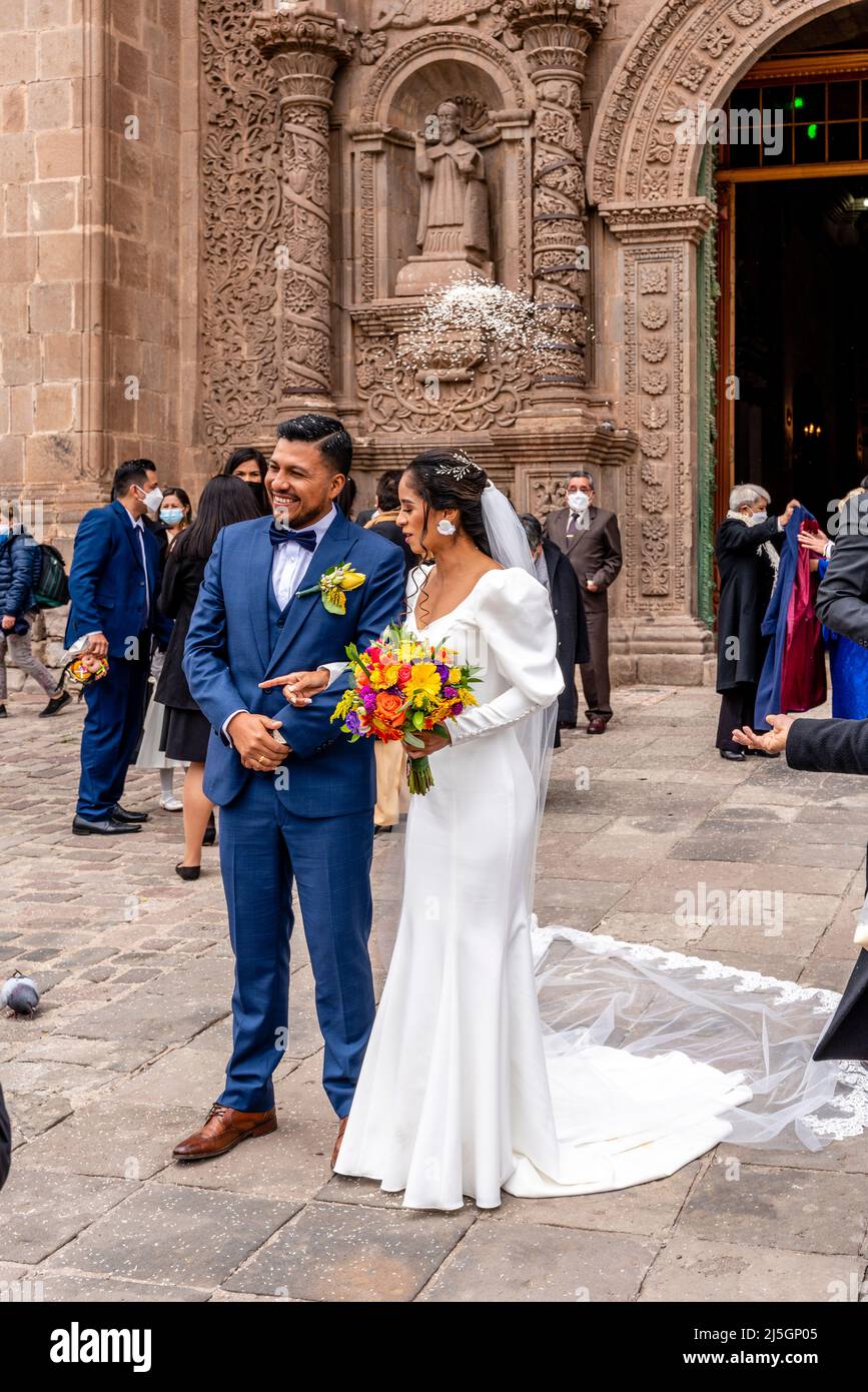 Ein junges peruanisches Paar verlasst die Kathedrale, nachdem sie geheiratet hat, die Plaza de Armas, Puno, Peru. Stockfoto