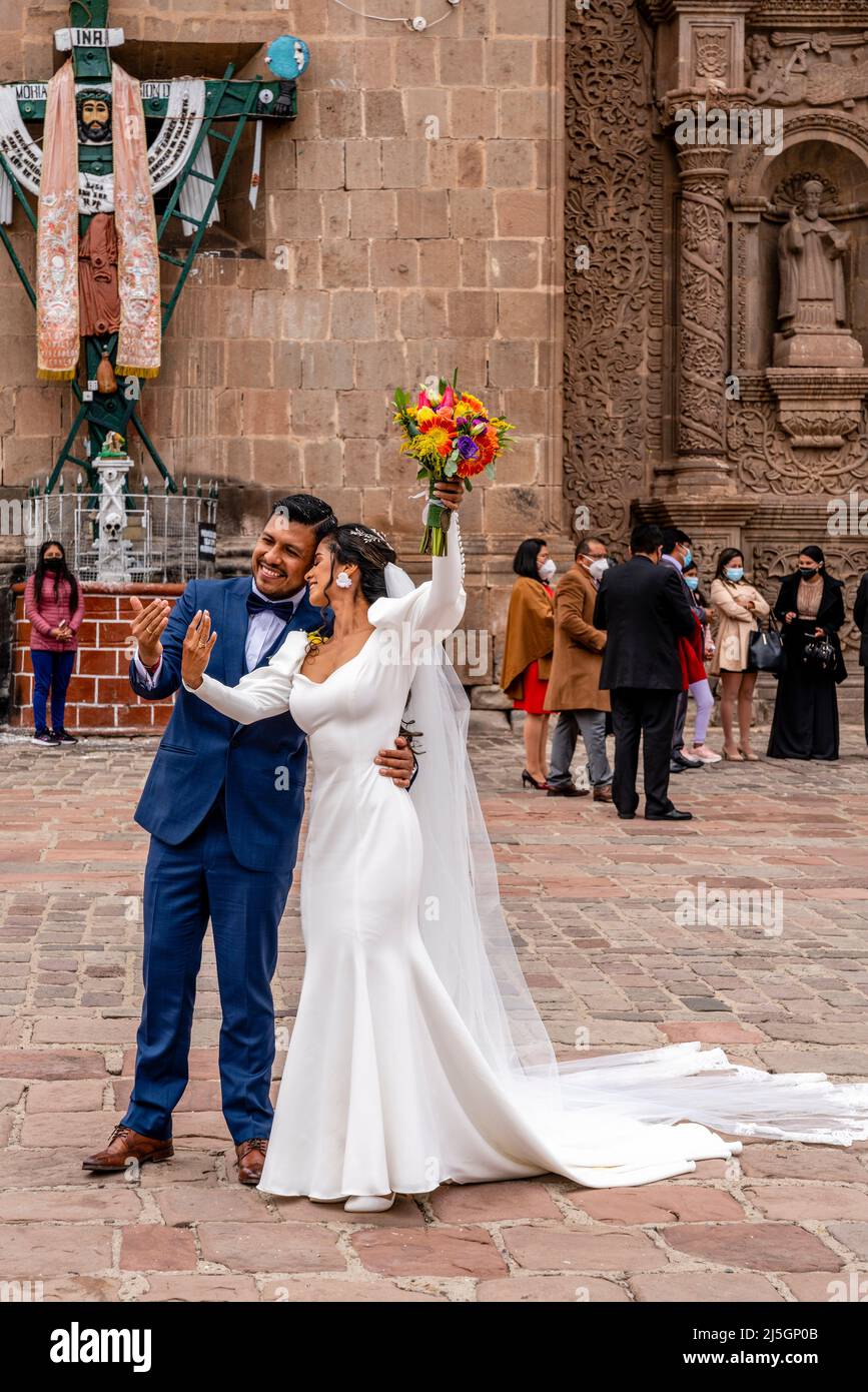 Ein junges peruanisches Paar zeigt ihre Eheringe nach der Hochzeit, die Kathedrale, Plaza de Armas, Puno, Peru. Stockfoto