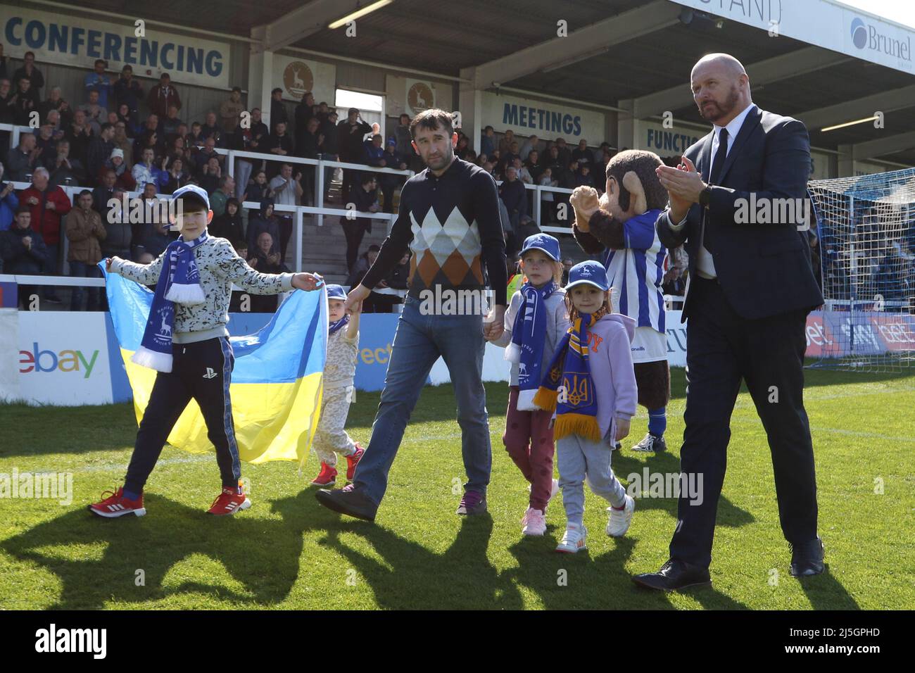 HARTLEPOOL, GROSSBRITANNIEN. APR 23. Eine Familie ukrainischer Flüchtlinge und Stephen Hobin Parade im Victoria Park während des Sky Bet League 2 Spiels zwischen Hartlepool United und Swindon Town im Victoria Park, Hartlepool am Samstag, 23.. April 2022. (Kredit: Michael Driver | MI Nachrichten) Kredit: MI Nachrichten & Sport /Alamy Live Nachrichten Stockfoto